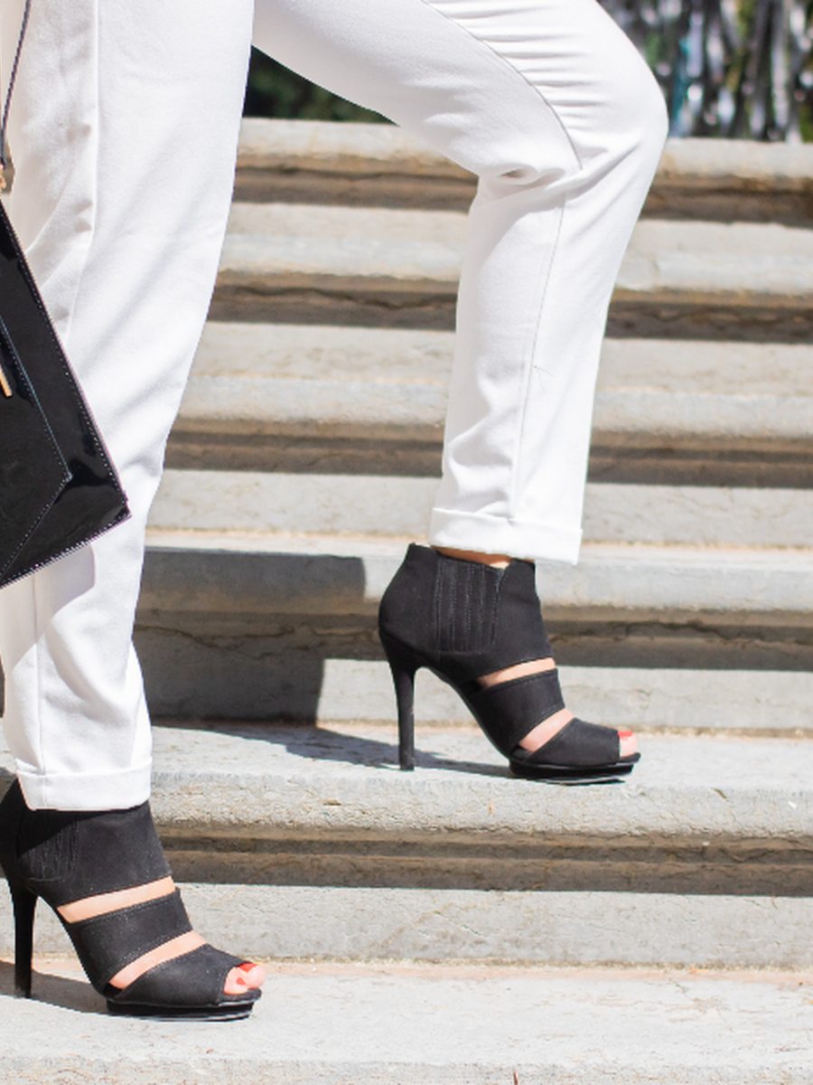 Pleated wide-leg linen trousers